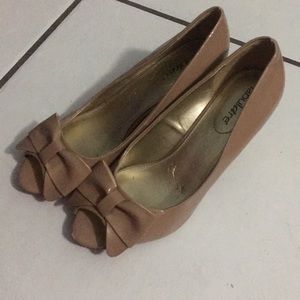 Size 7.5 nude Fabulaire heels